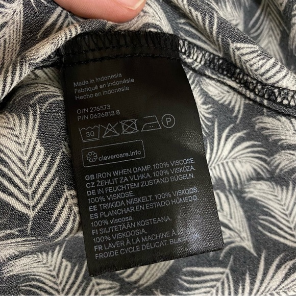 H&M Tiny Feather Print Short Sleeve Viscose Blouse - Picture 4 of 7